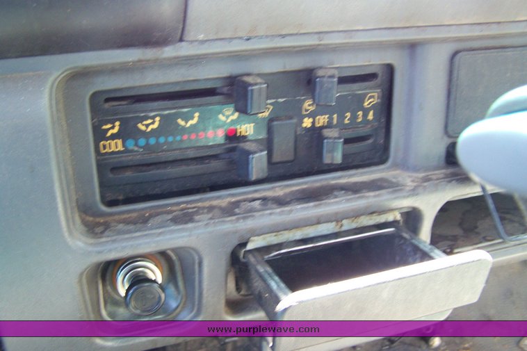 image for item 3888 2001 Isuzu NQR