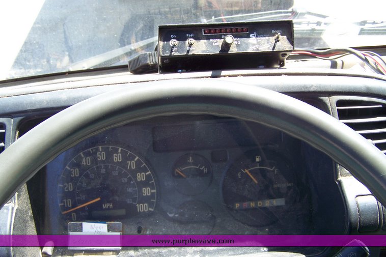 image for item 3888 2001 Isuzu NQR