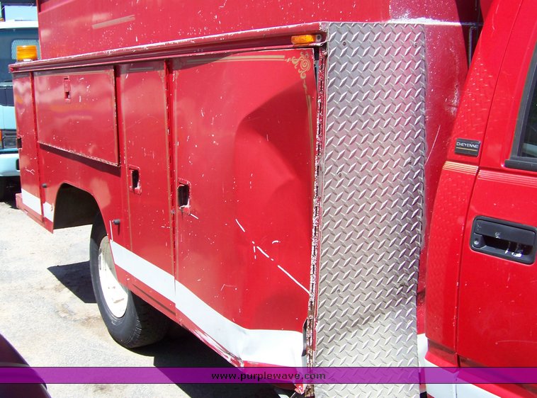 image for item 3889 1995 Chevrolet K3500 pickup truck