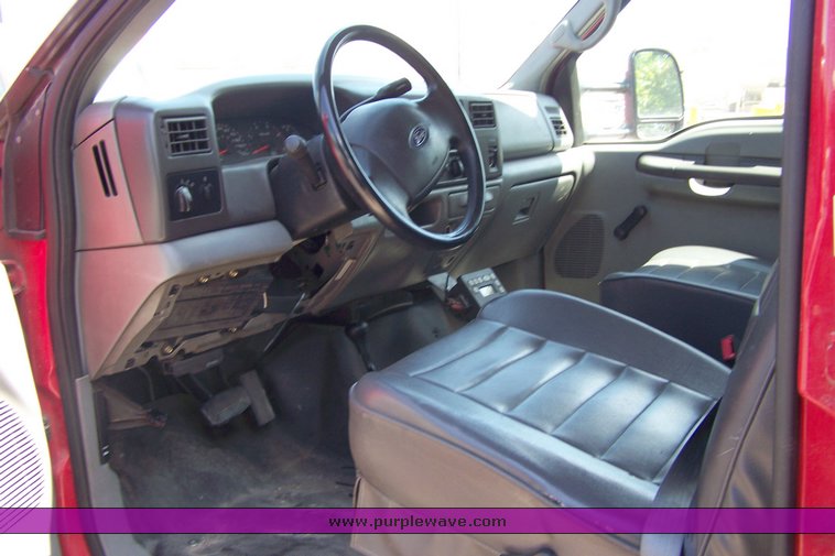 image for item 3892 2002 Ford F550