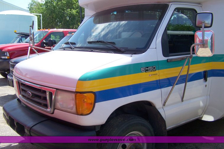 image for item 3894 2003 Ford E450 Super Duty transit bus