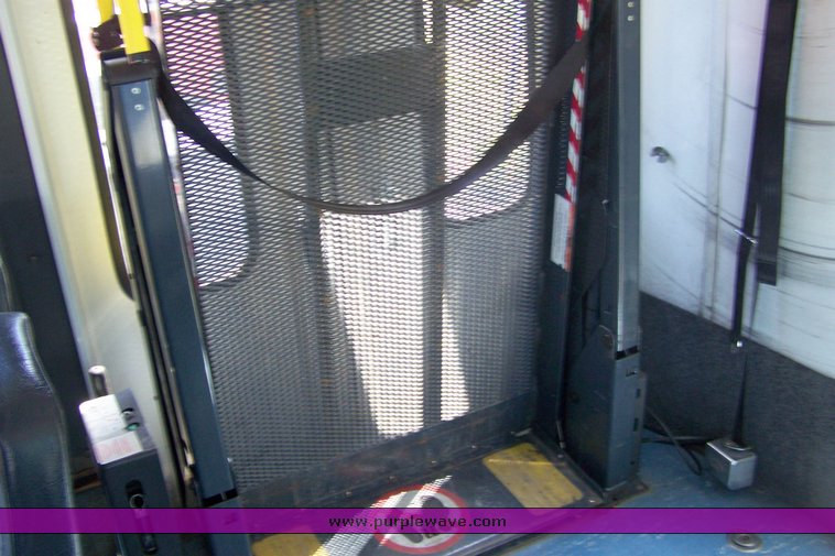 image for item 3894 2003 Ford E450 Super Duty transit bus