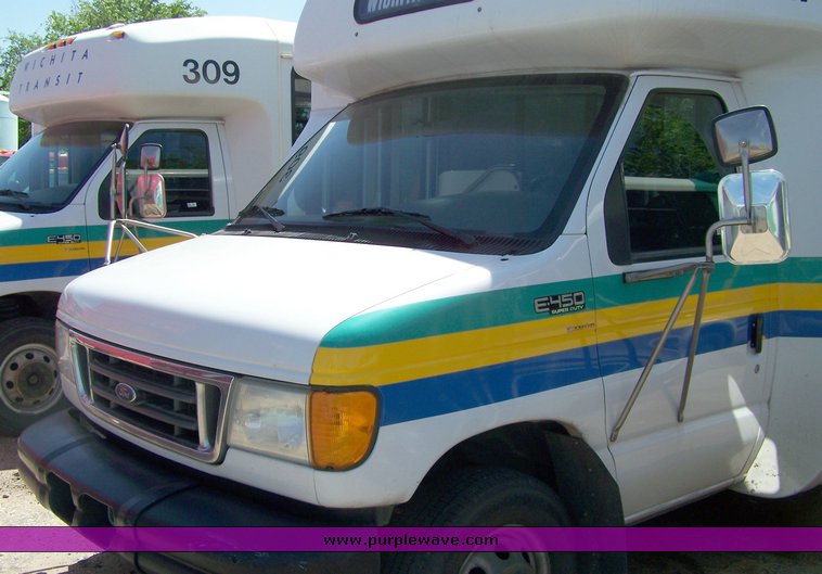 image for item 3895 2003 Ford E450 Super Duty transit bus