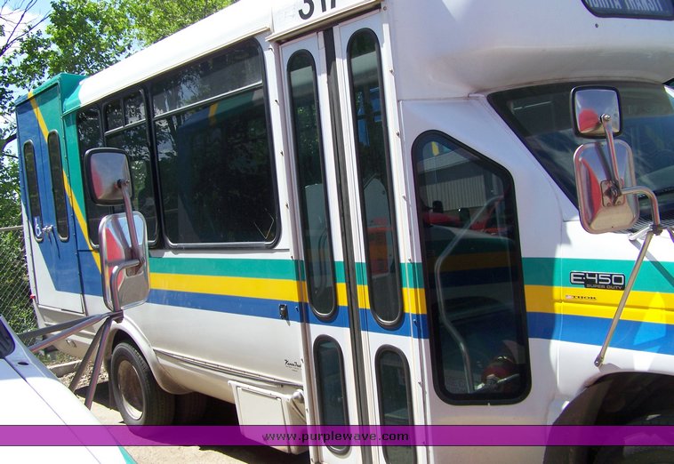 image for item 3895 2003 Ford E450 Super Duty transit bus