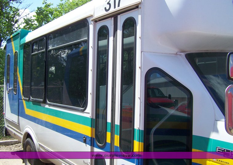 image for item 3895 2003 Ford E450 Super Duty transit bus