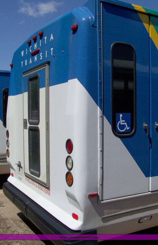 image for item 3895 2003 Ford E450 Super Duty transit bus