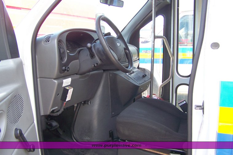 image for item 3895 2003 Ford E450 Super Duty transit bus