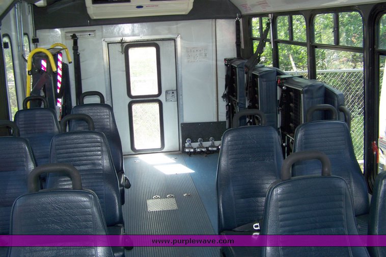 image for item 3895 2003 Ford E450 Super Duty transit bus