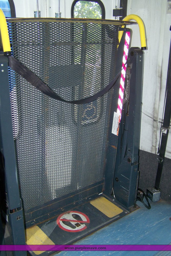 image for item 3895 2003 Ford E450 Super Duty transit bus