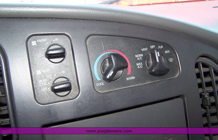 image for item 3895 2003 Ford E450 Super Duty transit bus