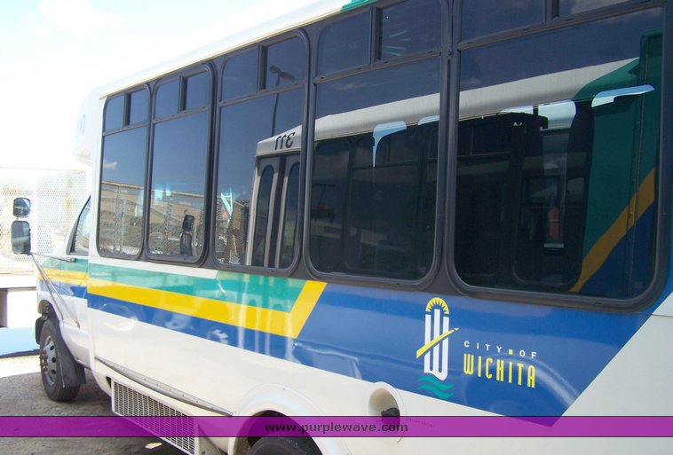 image for item 3896 2003 Ford E450 Super Duty transit bus