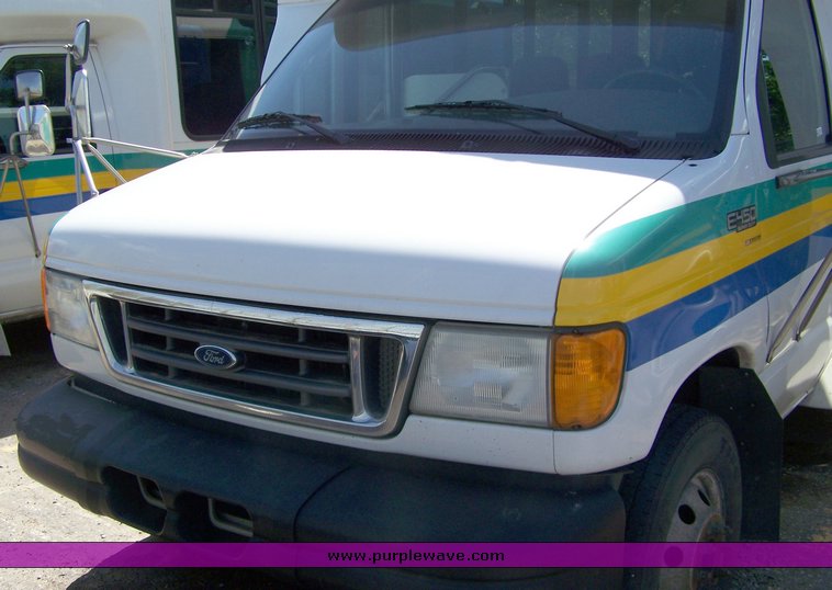 image for item 3897 2003 Ford E450 Super Duty transit bus