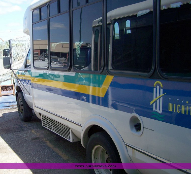 image for item 3897 2003 Ford E450 Super Duty transit bus