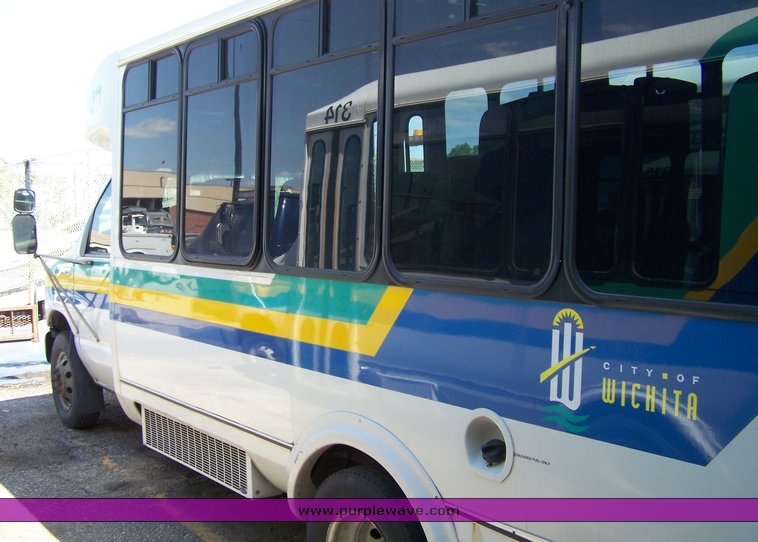 image for item 3897 2003 Ford E450 Super Duty transit bus