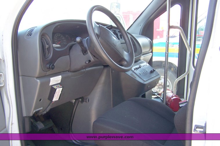image for item 3897 2003 Ford E450 Super Duty transit bus