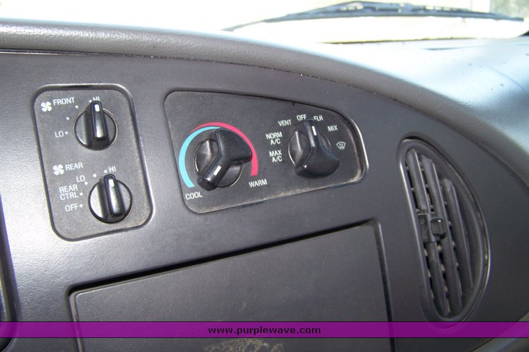 image for item 3897 2003 Ford E450 Super Duty transit bus