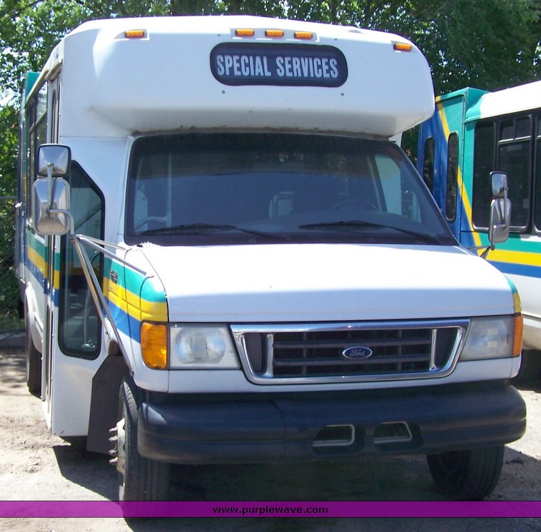 image for item 3898 2003 Ford E450 Super Duty transit bus