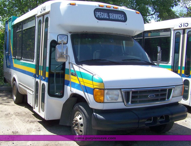image for item 3898 2003 Ford E450 Super Duty transit bus