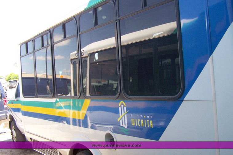 image for item 3898 2003 Ford E450 Super Duty transit bus