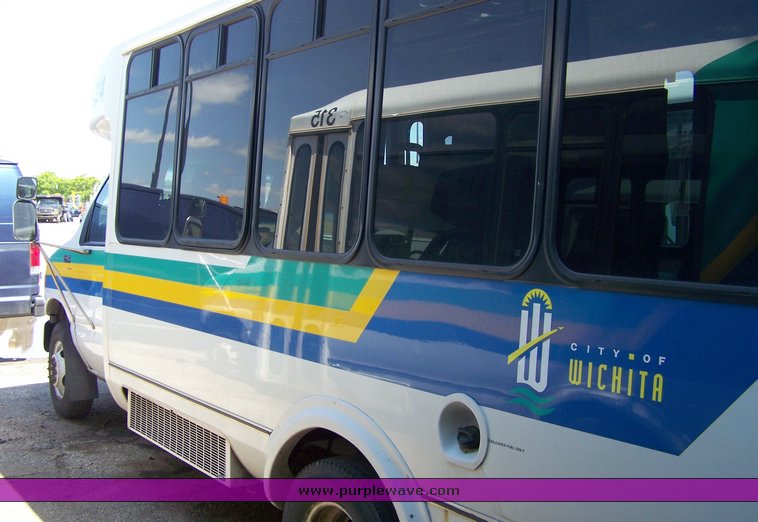 image for item 3898 2003 Ford E450 Super Duty transit bus