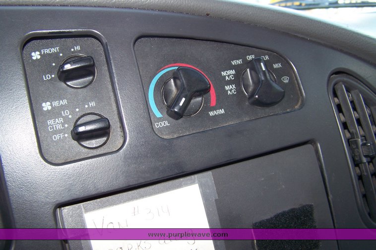 image for item 3898 2003 Ford E450 Super Duty transit bus