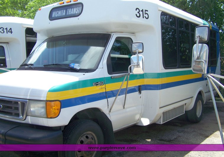 image for item 3899 2003 Ford E450 Super Duty transit bus