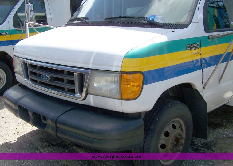 image for item 3899 2003 Ford E450 Super Duty transit bus