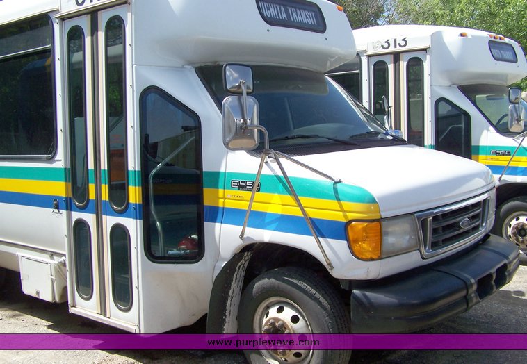 image for item 3899 2003 Ford E450 Super Duty transit bus