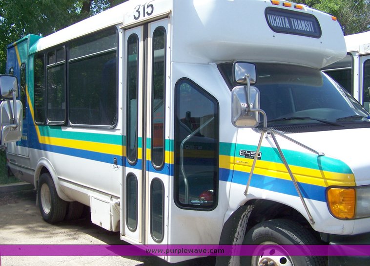 image for item 3899 2003 Ford E450 Super Duty transit bus