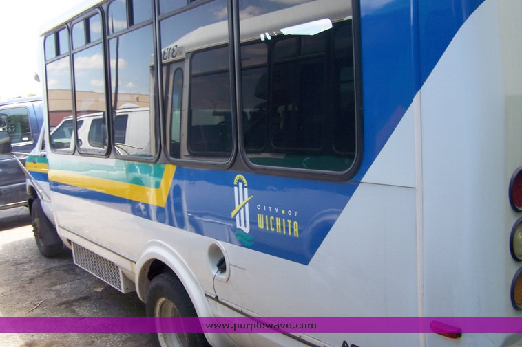 image for item 3899 2003 Ford E450 Super Duty transit bus