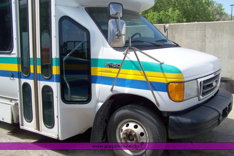 image for item 3900 2003 Ford E450 Super Duty transit bus