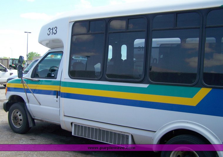 image for item 3900 2003 Ford E450 Super Duty transit bus