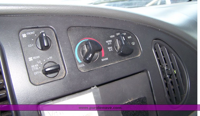 image for item 3900 2003 Ford E450 Super Duty transit bus