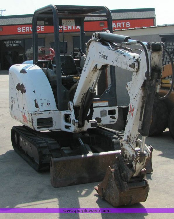image for item 1005 2001 Bobcat 325-U mini excavator