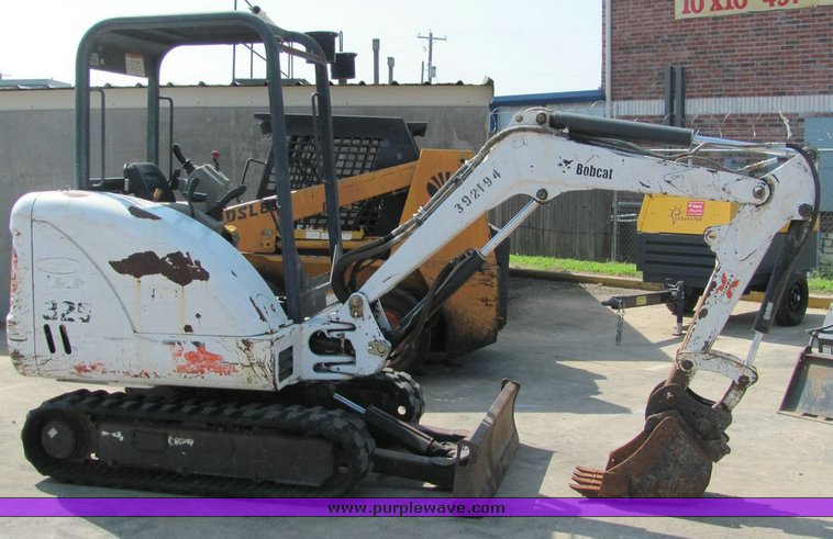 image for item 1005 2001 Bobcat 325-U mini excavator