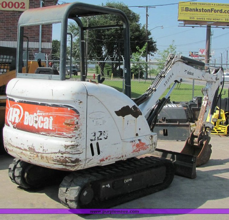 image for item 1005 2001 Bobcat 325-U mini excavator