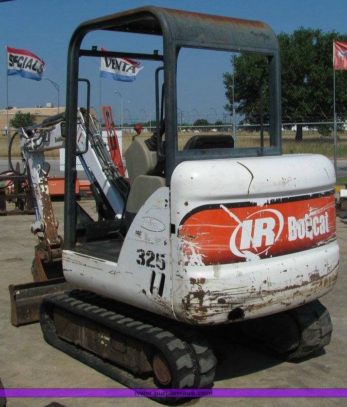 image for item 1005 2001 Bobcat 325-U mini excavator