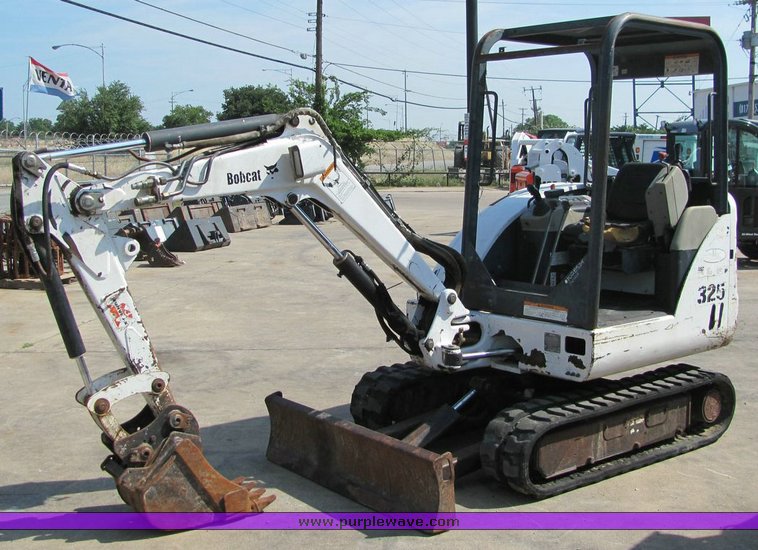image for item 1005 2001 Bobcat 325-U mini excavator