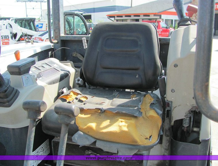 image for item 1005 2001 Bobcat 325-U mini excavator