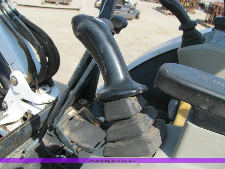 image for item 1005 2001 Bobcat 325-U mini excavator