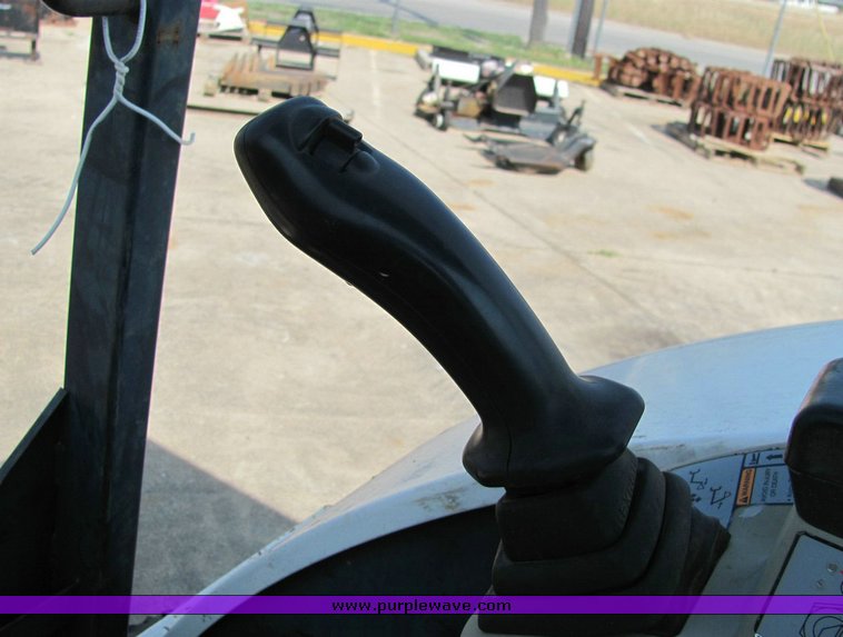 image for item 1005 2001 Bobcat 325-U mini excavator