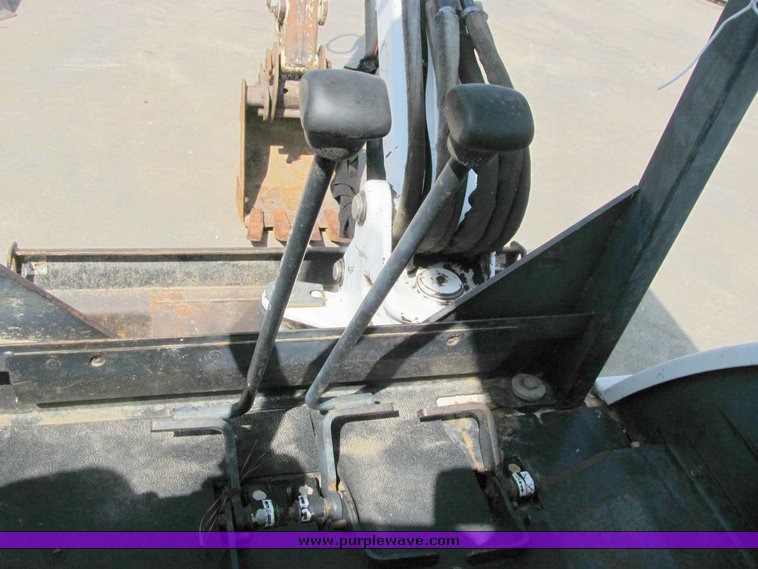 image for item 1005 2001 Bobcat 325-U mini excavator