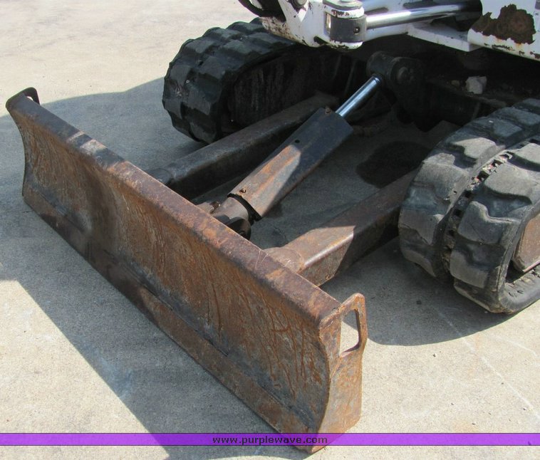 image for item 1005 2001 Bobcat 325-U mini excavator