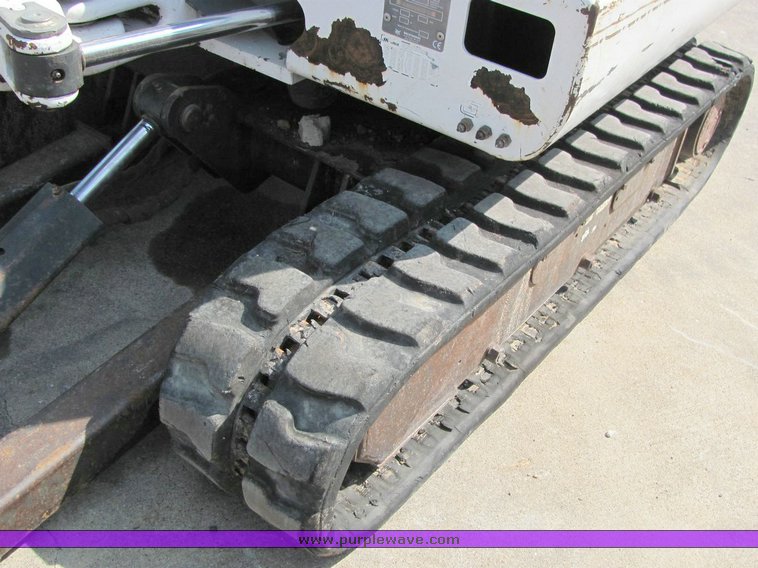 image for item 1005 2001 Bobcat 325-U mini excavator