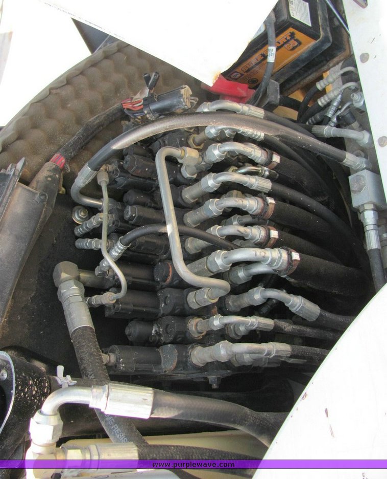 image for item 1005 2001 Bobcat 325-U mini excavator