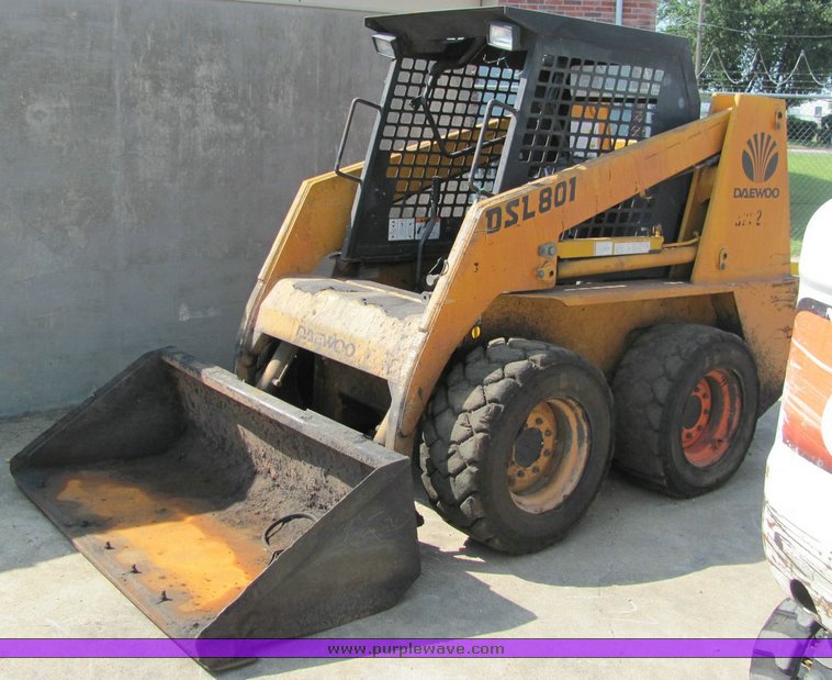 image for item 1006 1997 Daewoo DSL801-U skid steer