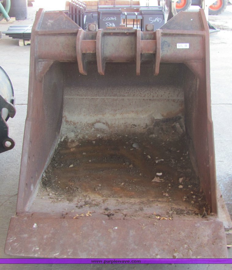 Central Fab 1 3/8" cubic yard excavator bucket in Wichita, KS Item