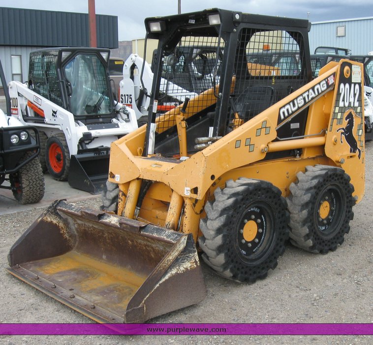 image for item 6635 2001 Mustang 2042 skid steer
