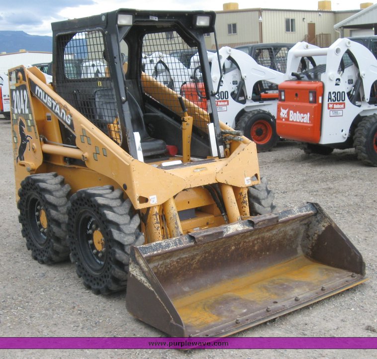 image for item 6635 2001 Mustang 2042 skid steer
