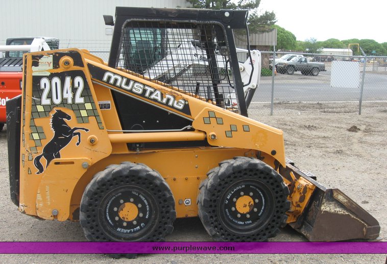 image for item 6635 2001 Mustang 2042 skid steer